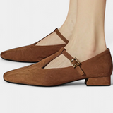 Niske štikle Elly s remenom i kopčom