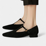 Niske štikle Elly s remenom i kopčom