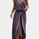 Lorena | Kombinezon s zlatnim detaljima i šlicem na nozi