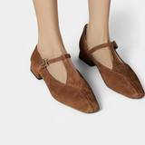 Niske štikle Elly s remenom i kopčom