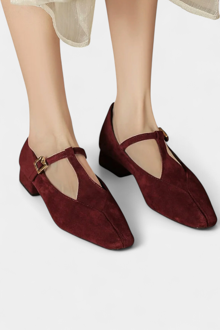 Niske štikle Elly s remenom i kopčom